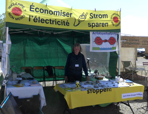 Infostand der Anti-Atom-Grupe Freiburg auf der Foire ÉcoBio 2024 in Colmar - Foto: Anti-Atom-Grupe Freiburg - Creative-Commons-Lizenz Namensnennung Nicht-Kommerziell 3.0