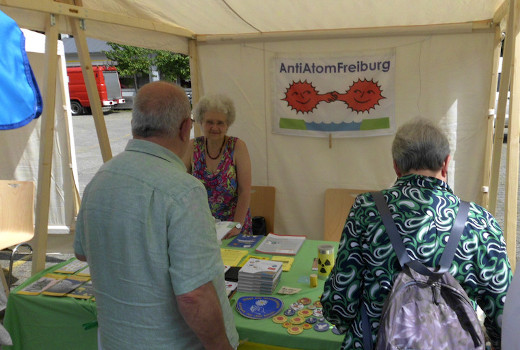 Infostand der Anti-Atom-Grupe Freiburg beim Stromseminar in Schönau 2024 - Foto: Anti-Atom-Grupe Freiburg - Creative-Commons-Lizenz Namensnennung Nicht-Kommerziell 3.0