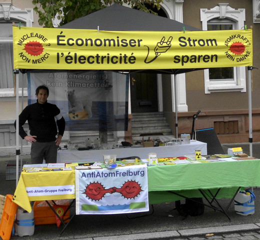 Infostand beim Aktionstag Wendetische, 13.10.2024 - Foto: Anti-Atom-Gruppe Freiburg - Creative-Commons-Lizenz Namensnennung Nicht-Kommerziell 3.0