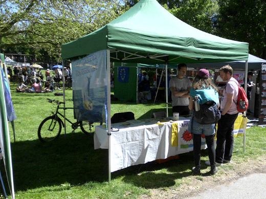 Infostand am 1. Mai 2026 - Foto: Klaus Schramm - Creative-Commons-Lizenz Namensnennung Nicht-Kommerziell 3.0