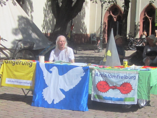 Infostand am 9.08.2024 - Foto: Anti-Atom-Gruppe Freiburg - Creative-Commons-Lizenz Namensnennung Nicht-Kommerziell 3.0