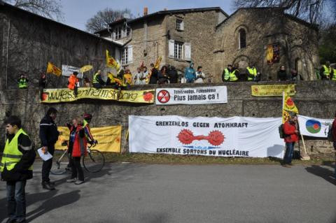 Menschenkette im Rhône-Tal, 11.03.2012 - Foto: Thomas Rosa - Creative-Commons-Lizenz Namensnennung Nicht-Kommerziell 3.0